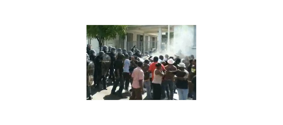 Image:Guadeloupe : Des gaz lacrymogènes en pleines figures